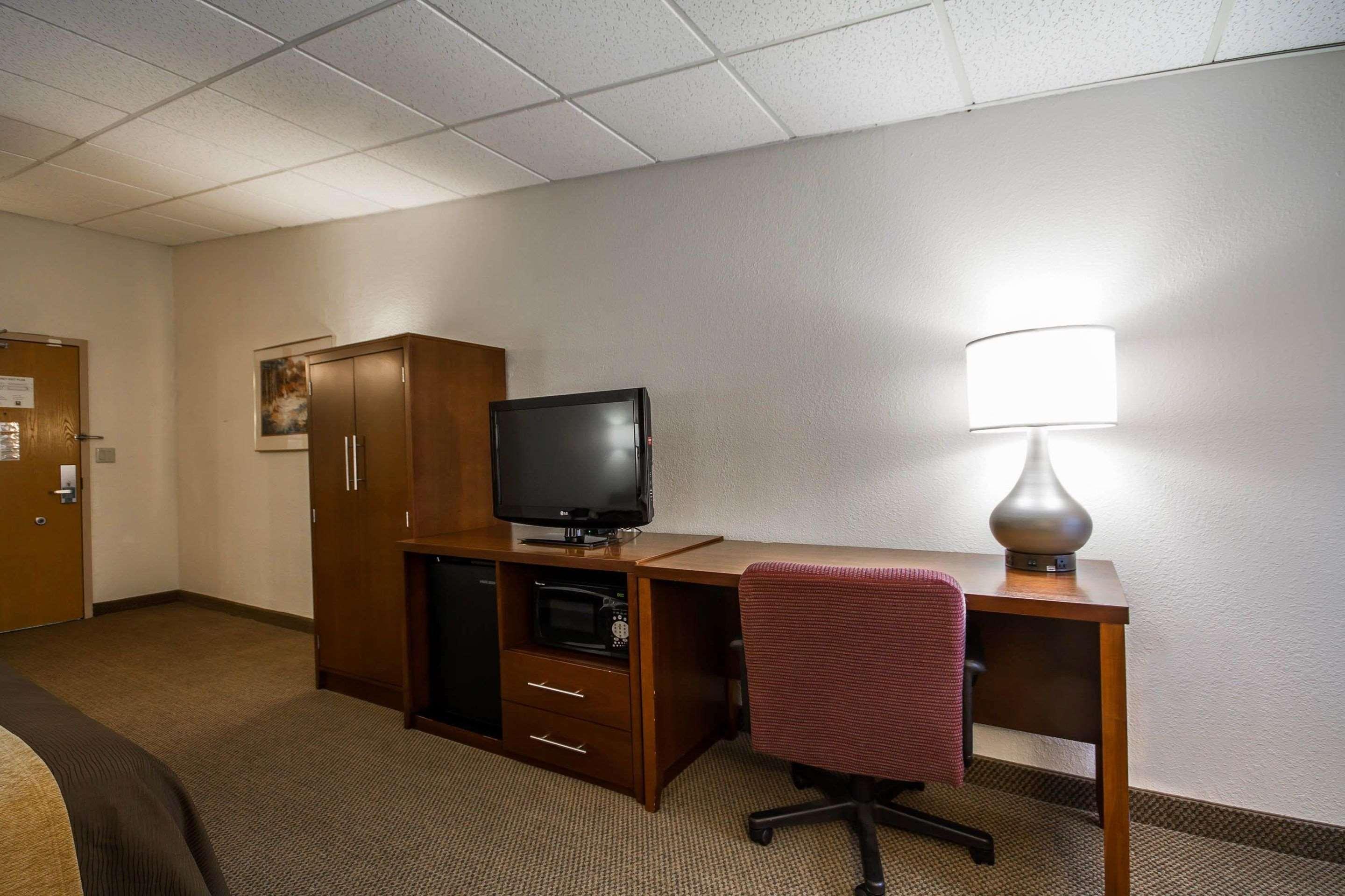 Hotel Comfort & - Airport Madison