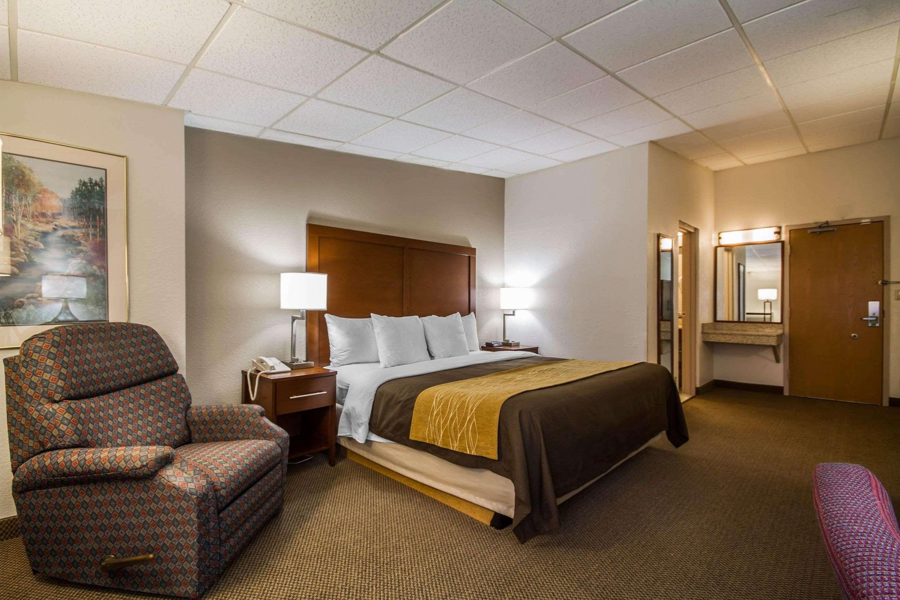 Hotel Comfort & - Airport