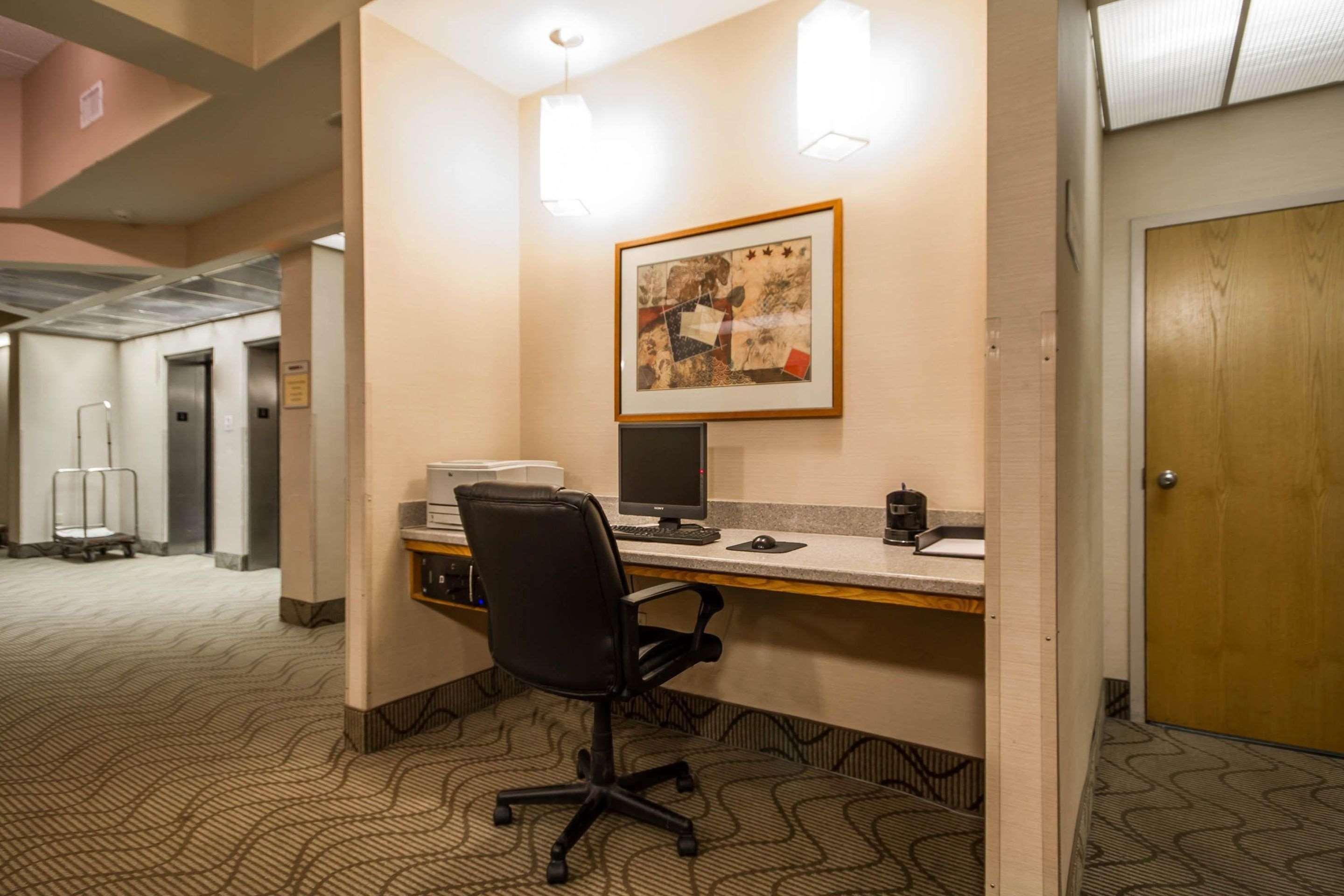 Hotel Comfort & - Airport 3*