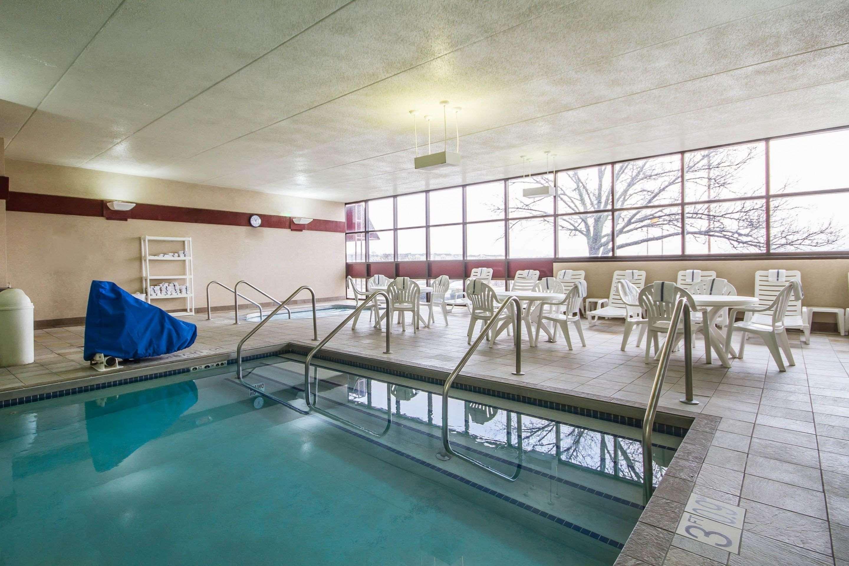 Hotel Comfort & - Airport
