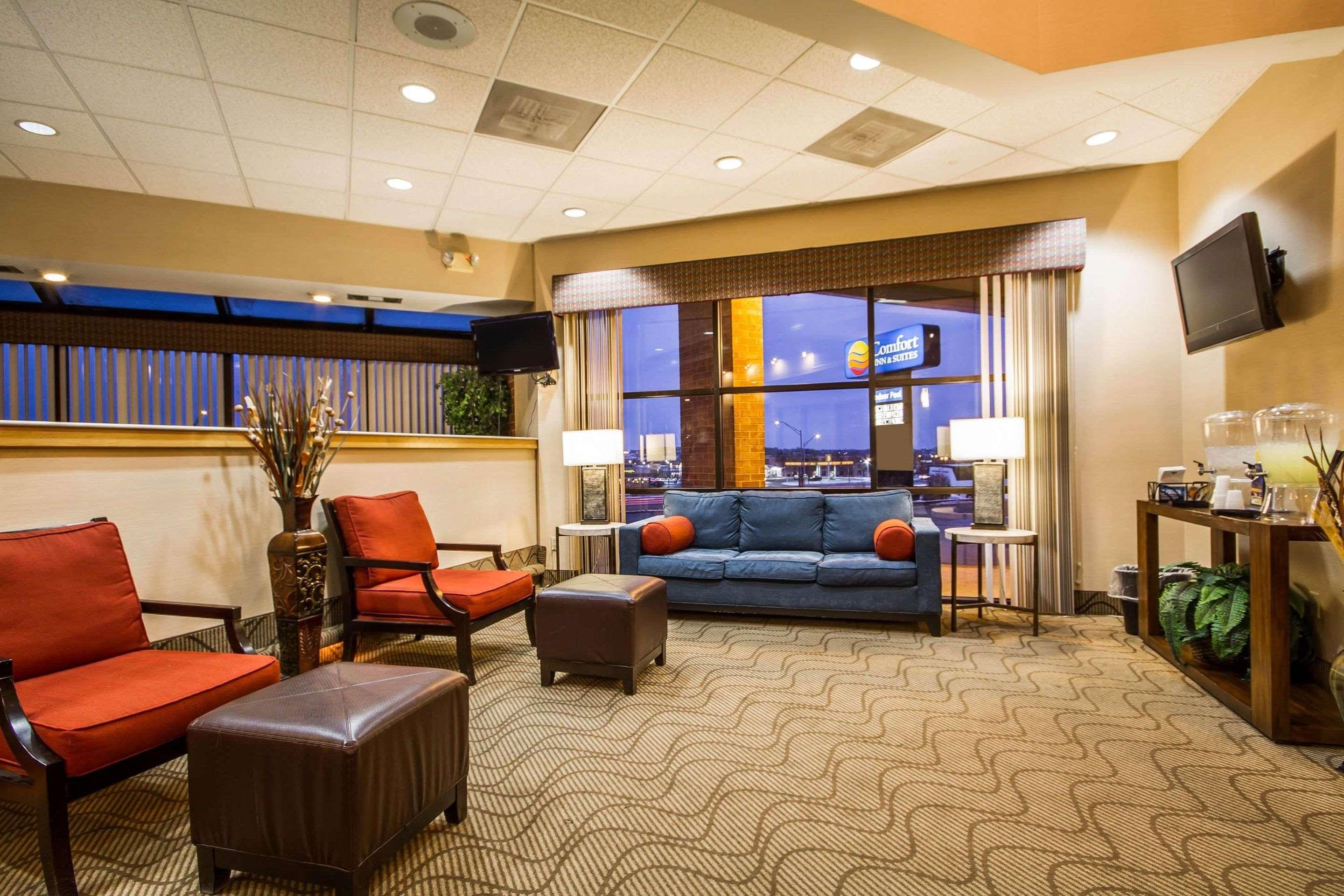 Hotel Comfort & - Airport