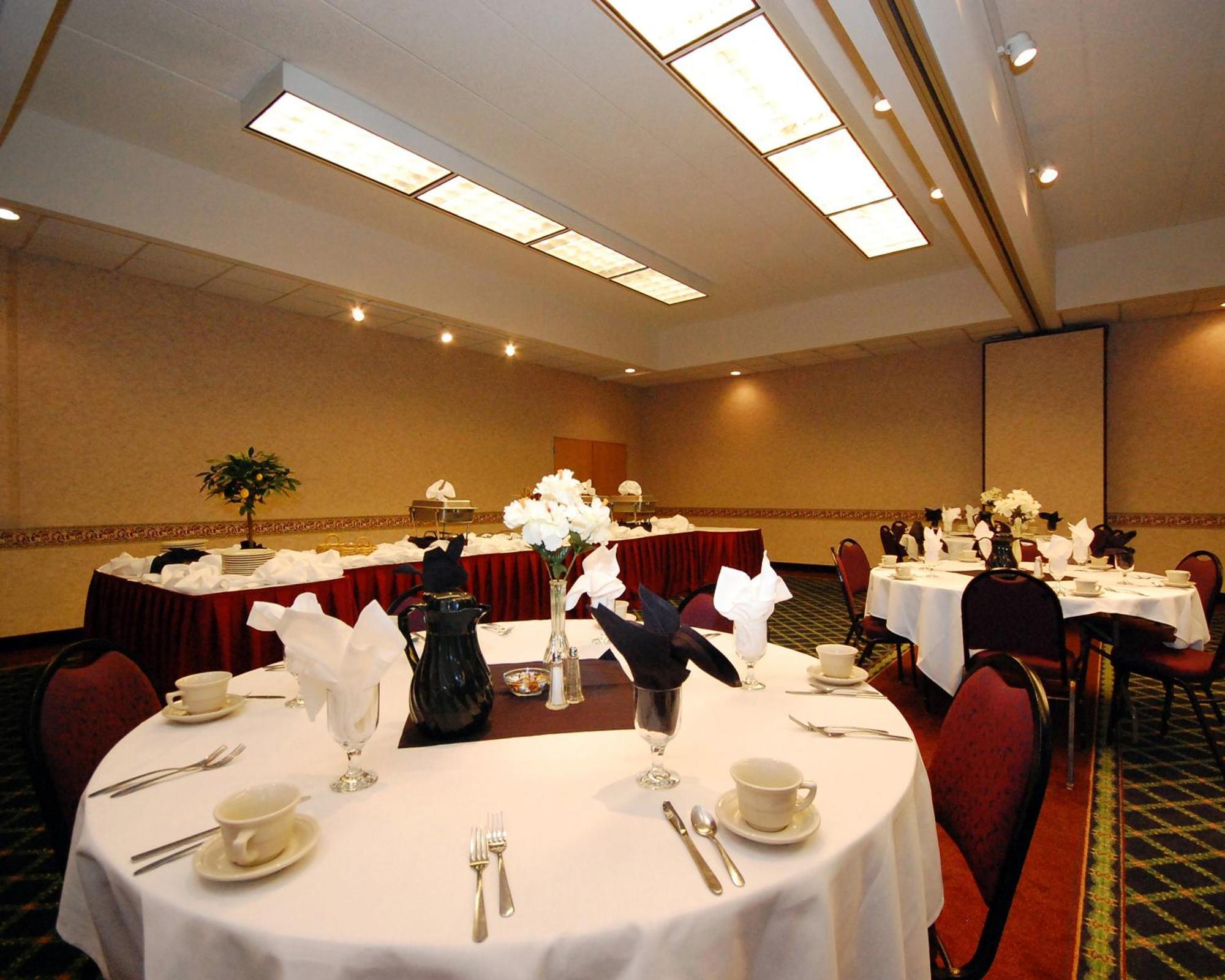 Hotel Comfort & - Airport 3*