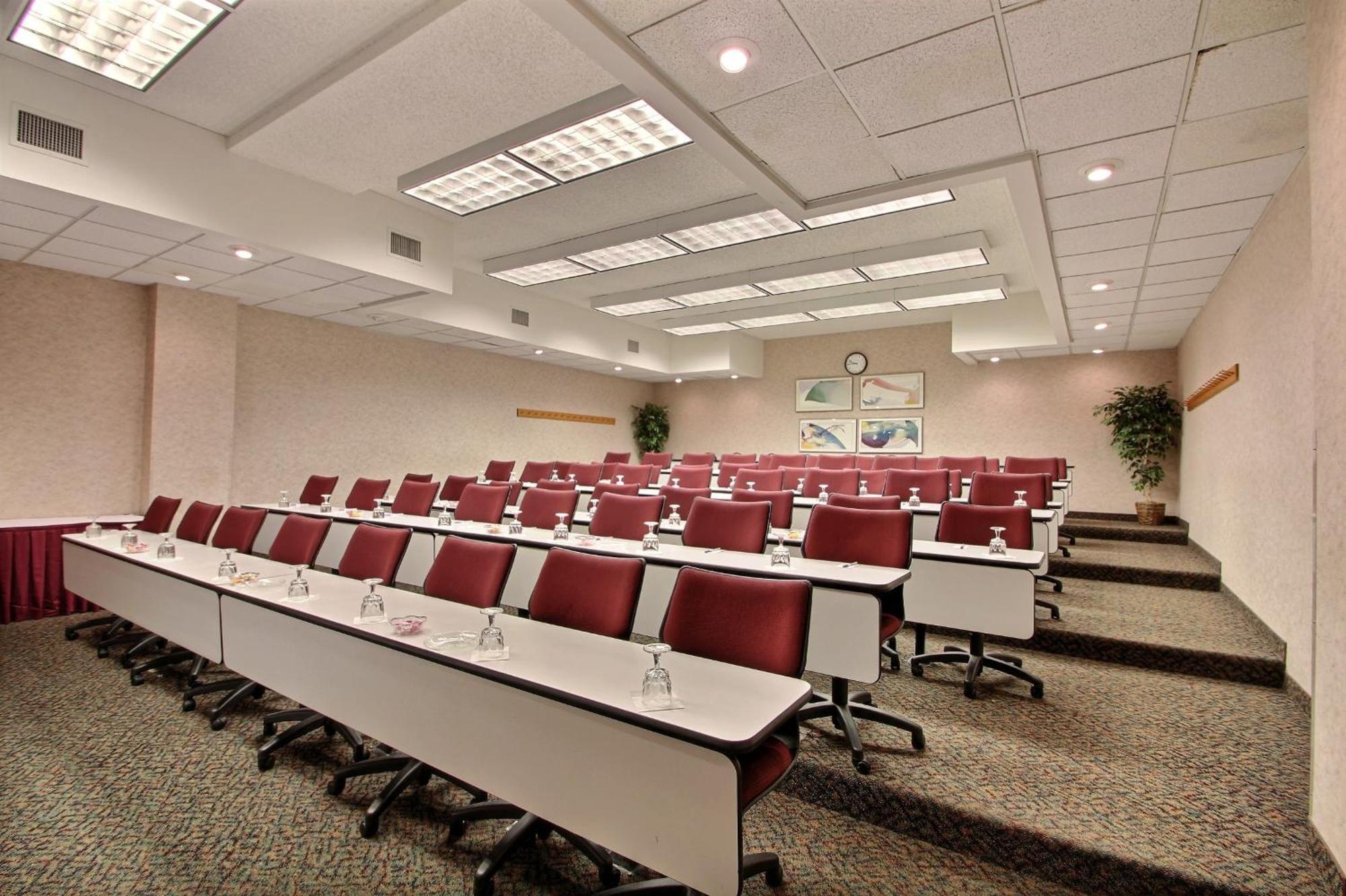 Hotel Comfort & - Airport 3*
