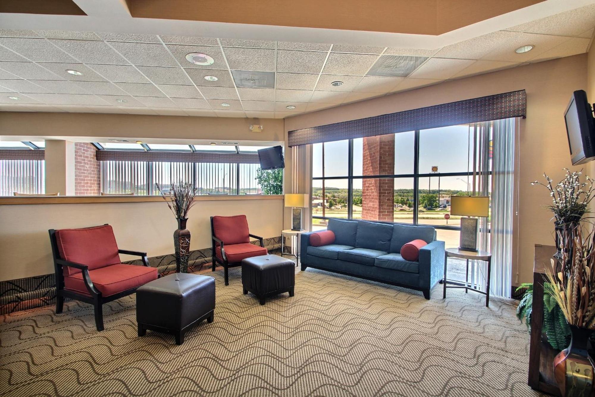 Hotel Comfort & - Airport Madison
