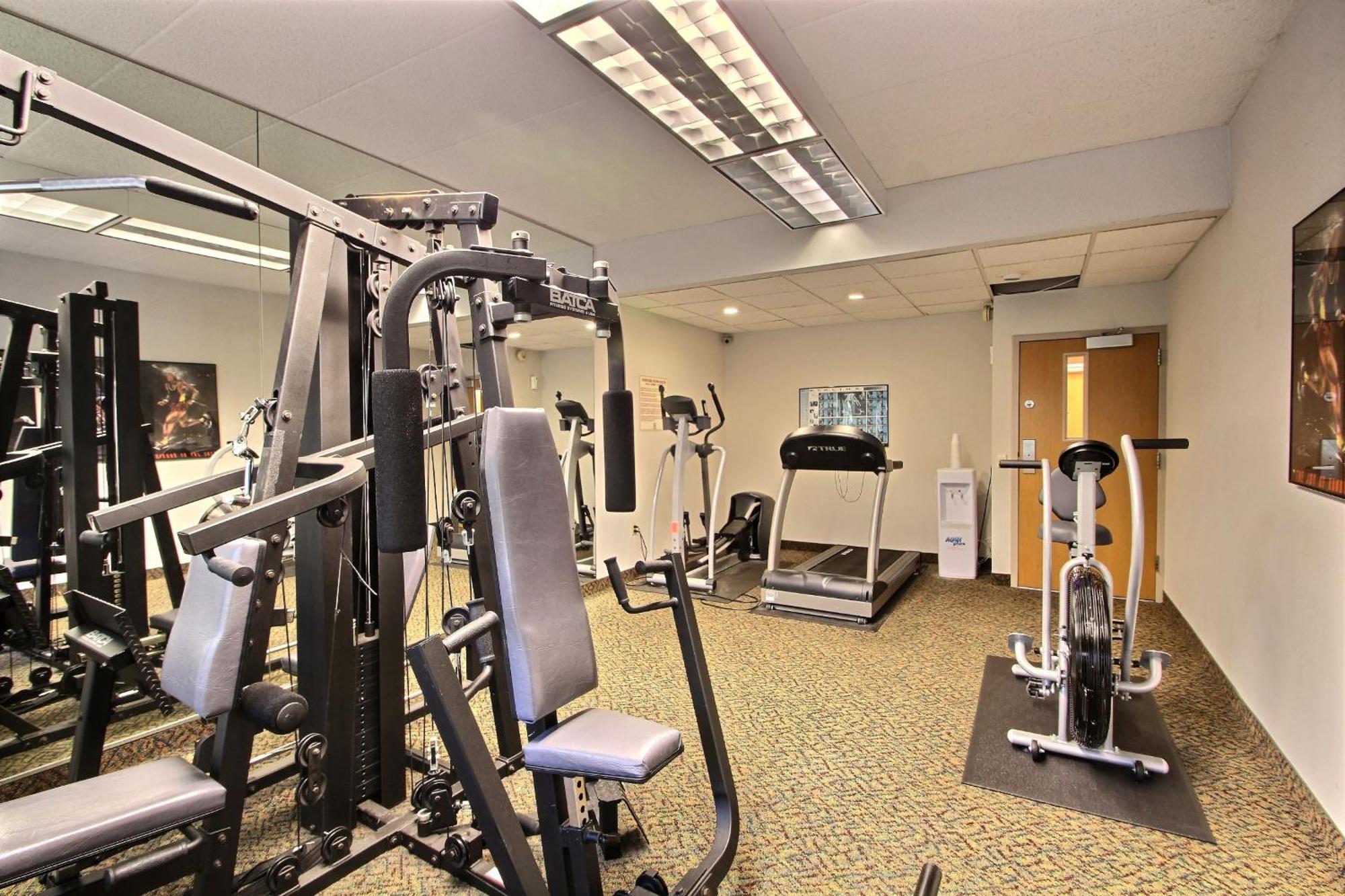 Hotel Comfort & - Airport 3*