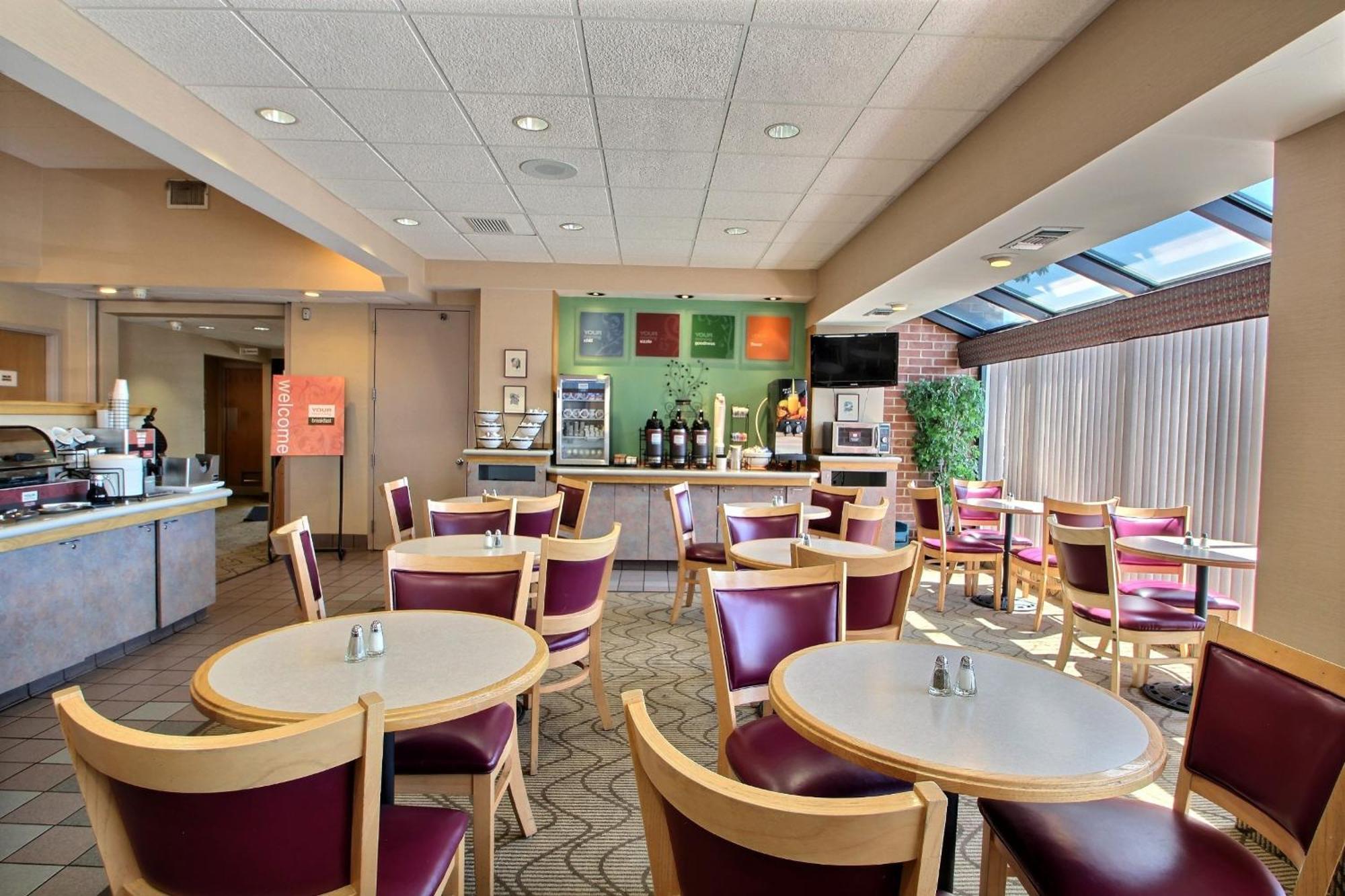 Hotel Comfort & - Airport