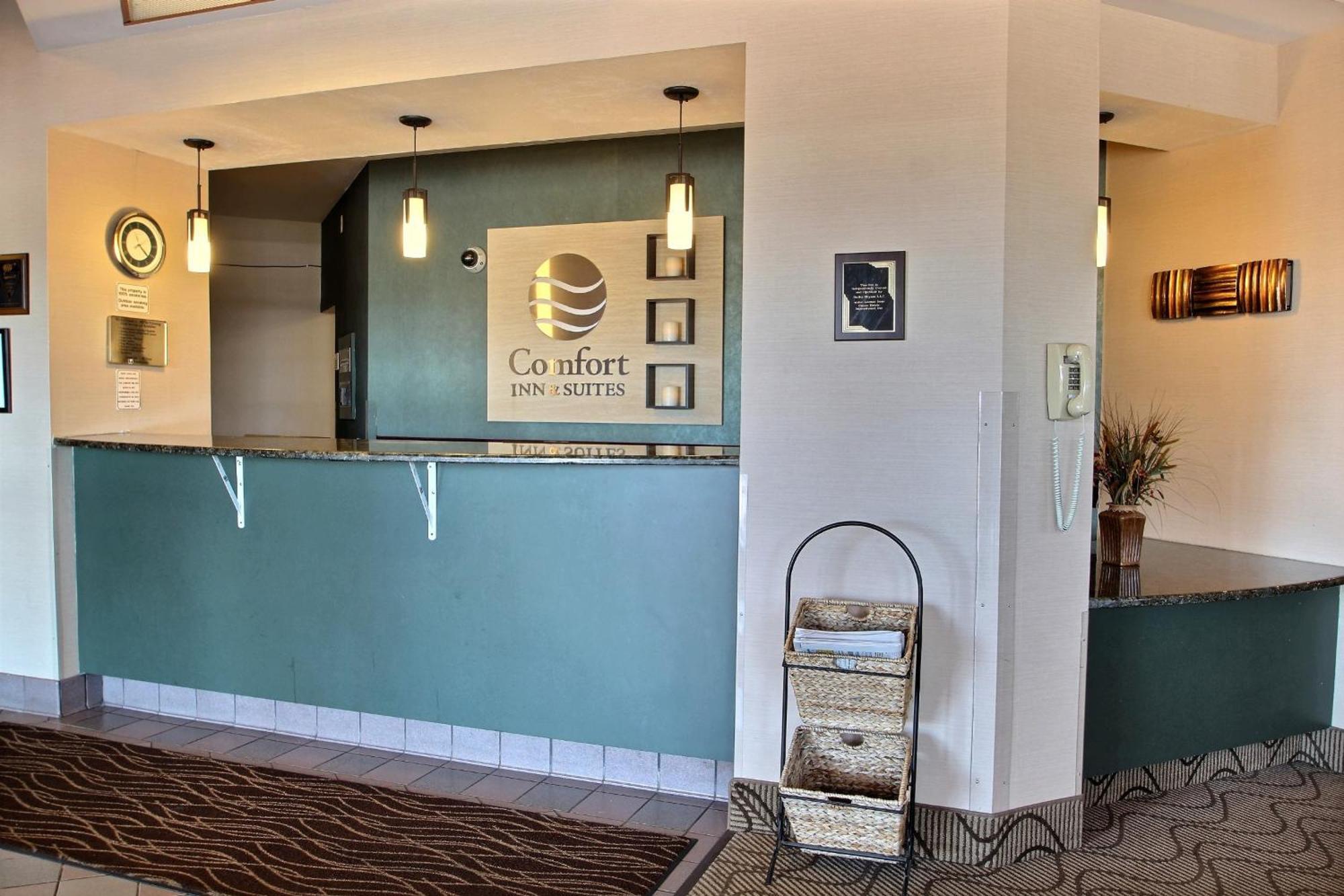 Hotel Comfort & - Airport Madison