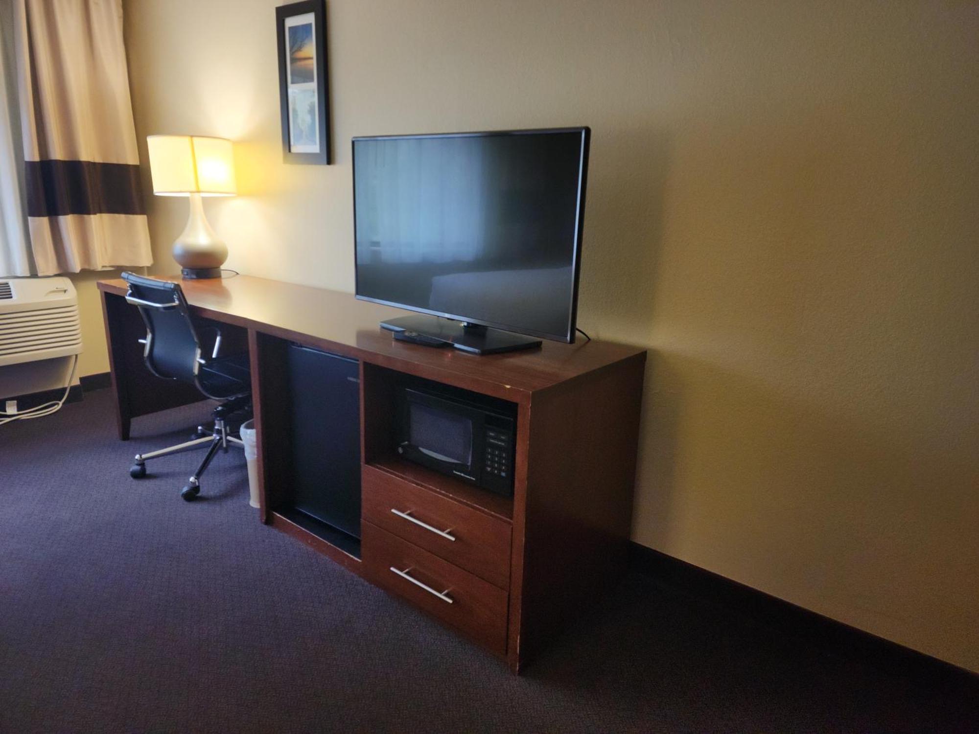 Hotel Comfort & - Airport 3*