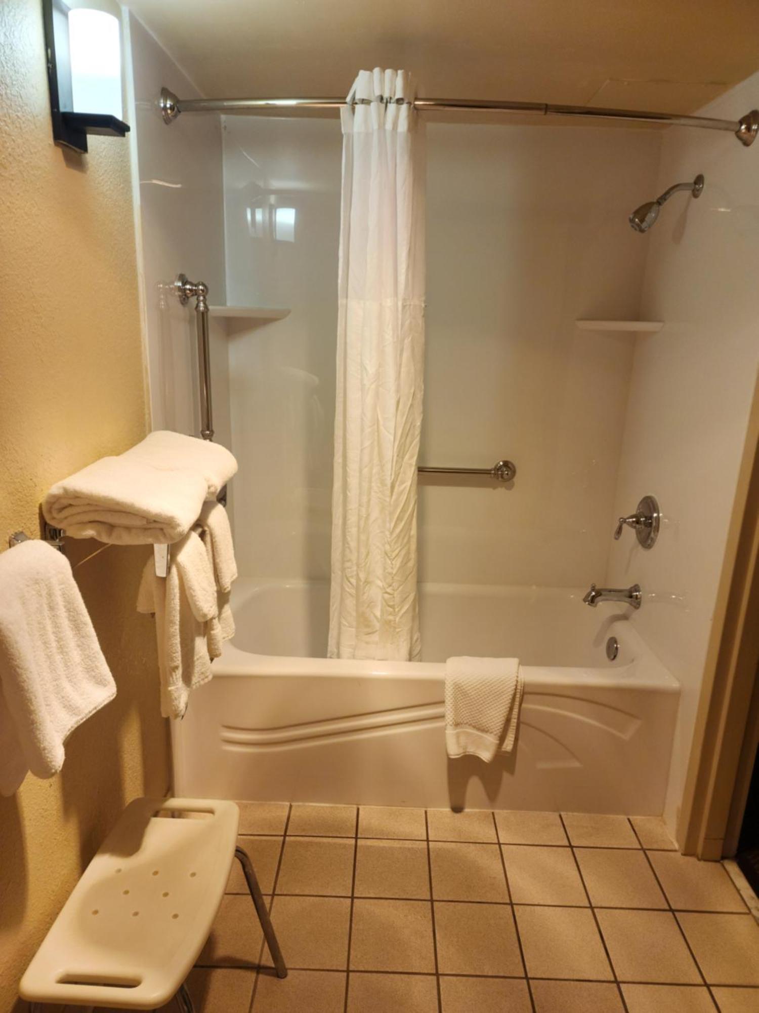 Hotel Comfort & - Airport 3*