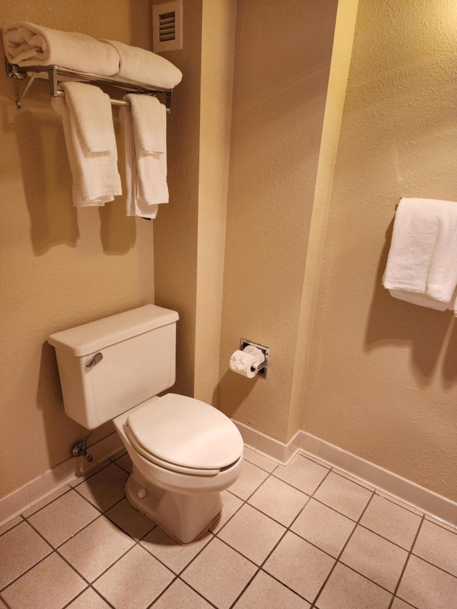 Hotel Comfort & - Airport