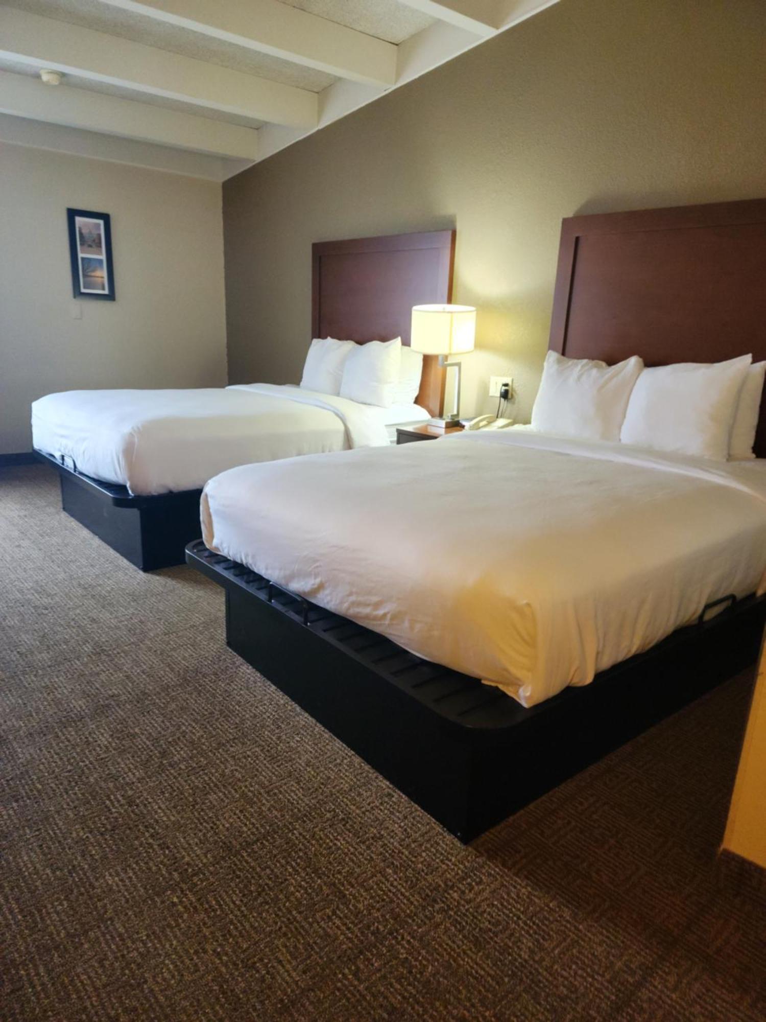Hotel Comfort & - Airport 3*