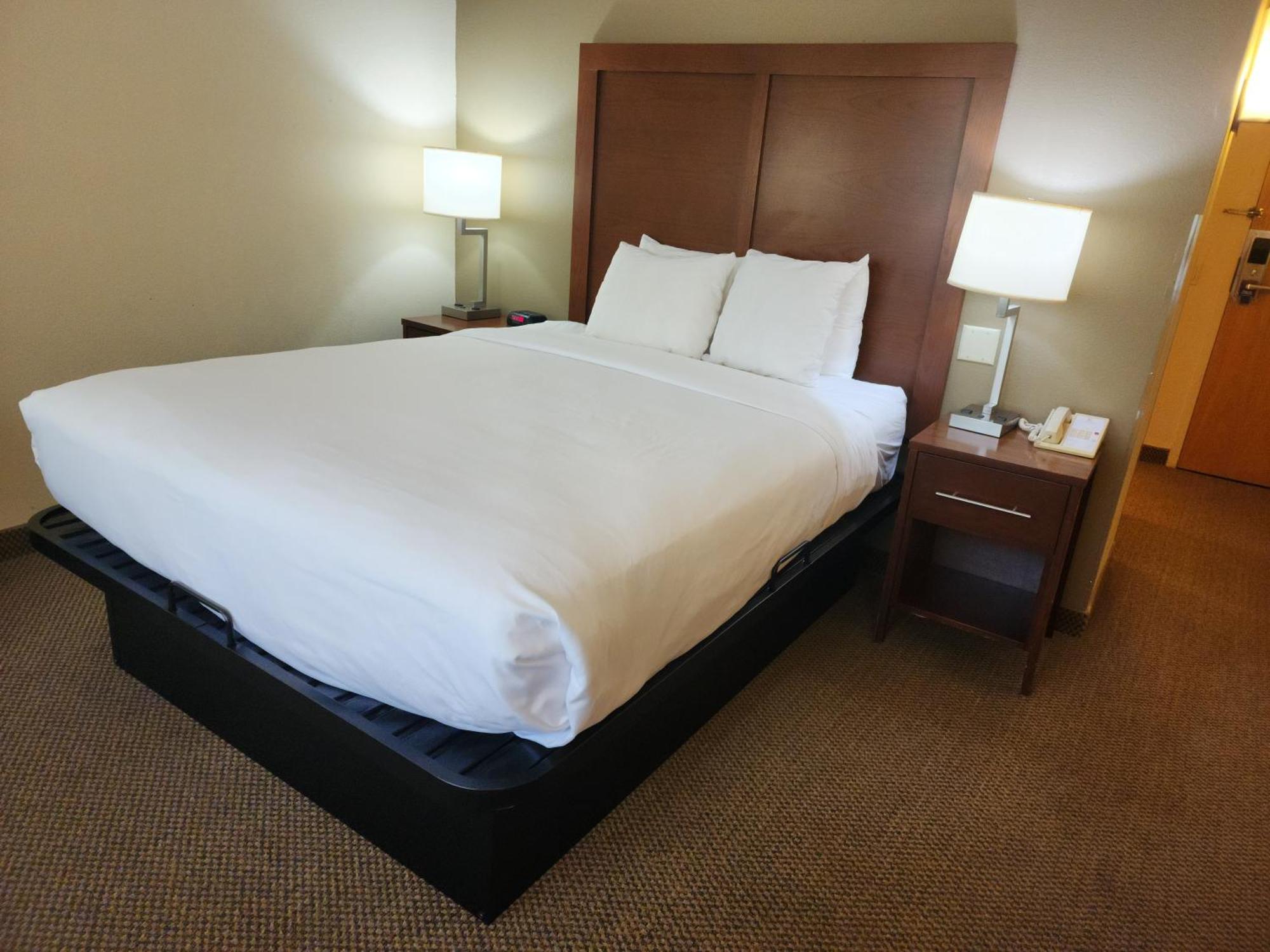 Hotel Comfort & - Airport Madison
