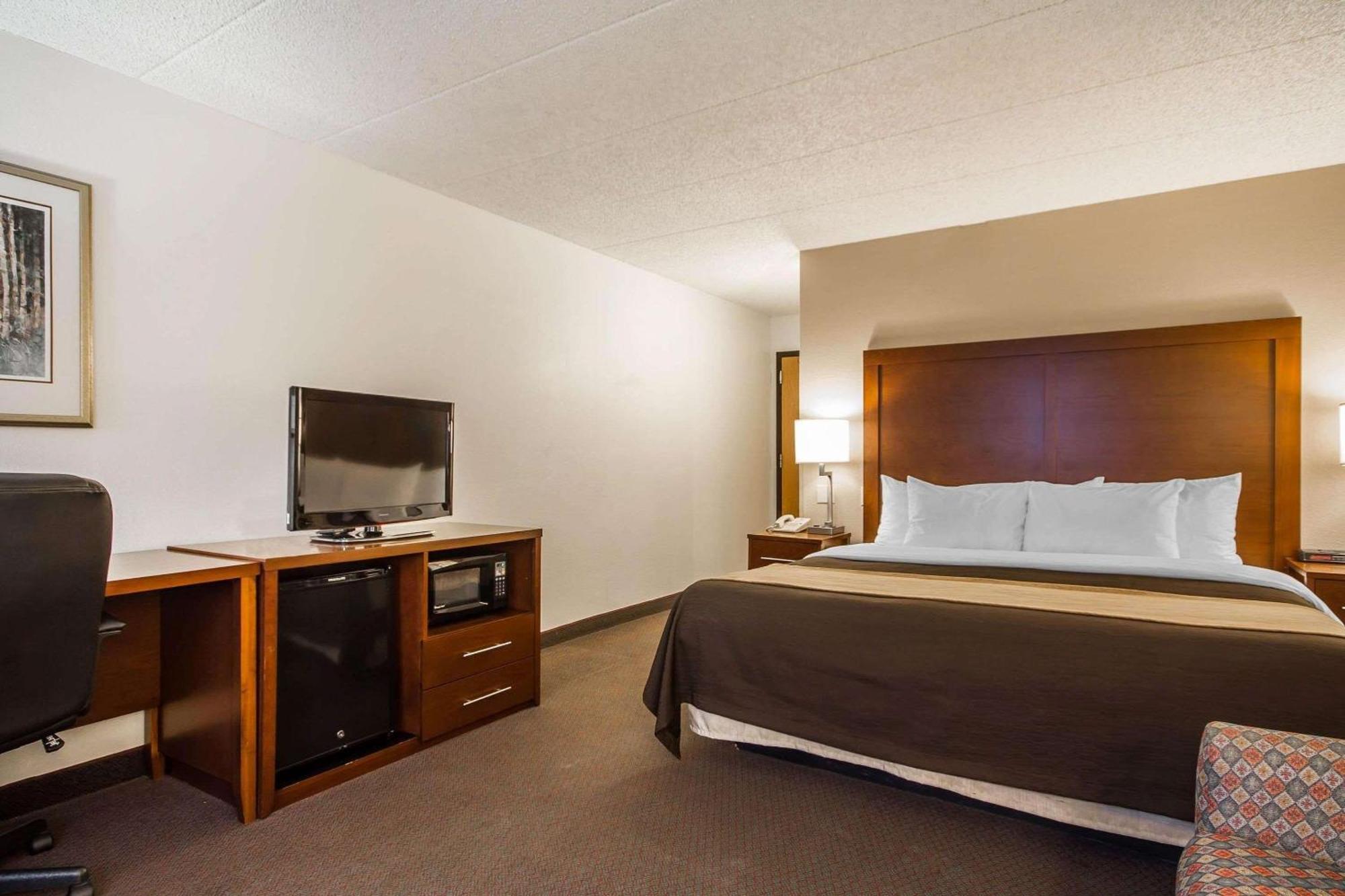 Hotel Comfort & - Airport