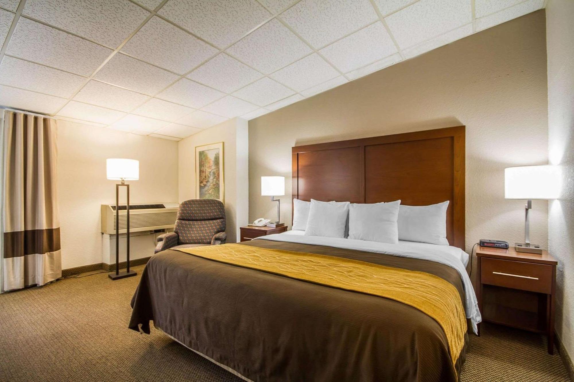 Hotel Comfort & - Airport