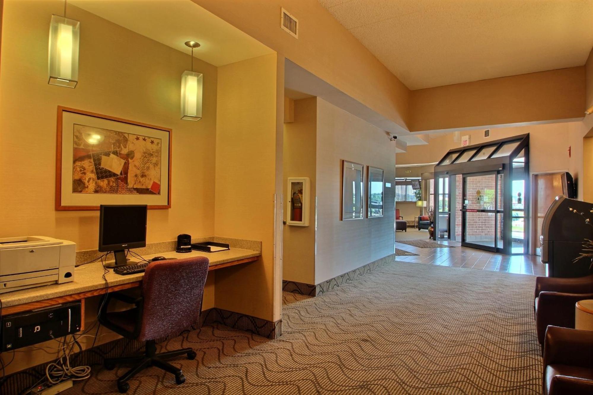 Hotel Comfort & - Airport